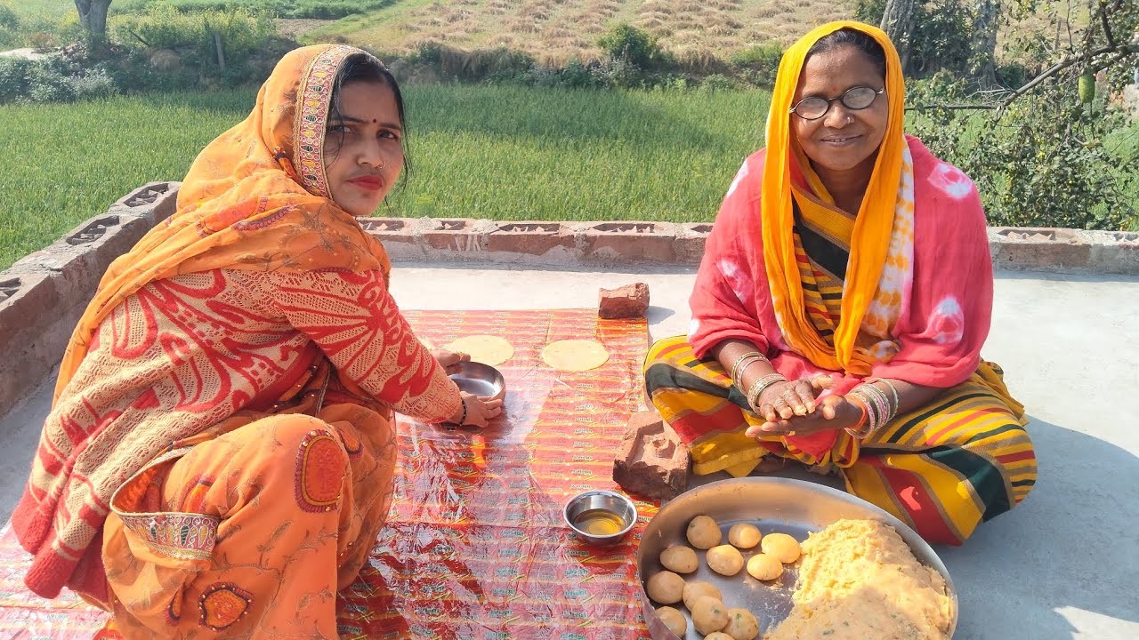 Doston Aaj Maine aur mummy ne Banay papad holi aa gyi hai