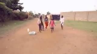 Miniatura de vídeo de "Niños Bailando Africano Descalzos!"
