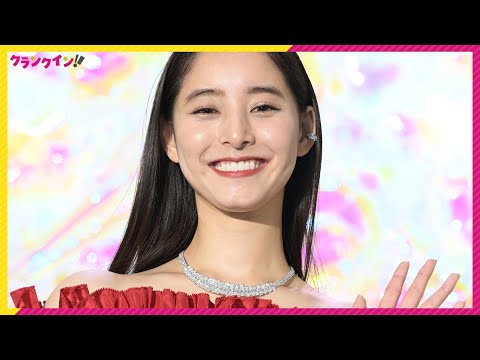 新木優子、“美デコルテ”あらわなドレスで魅了！　可愛すぎるファンサ姿も　「表参道ヒルズ イルミネーション点灯式」