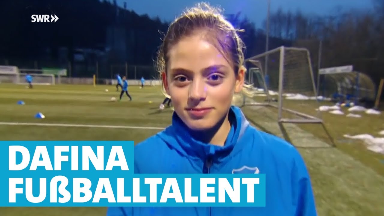 Dafina Redzepi Als Einziges Madchen In Einer Jungen Fussballmannschaft Youtube