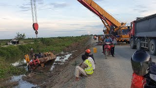 Massive Recovery!! 2020 Heavy Crane Truck Accident - Crane Collapse, ឡានស្ទួច P&H 50ton ក្រឡាប់