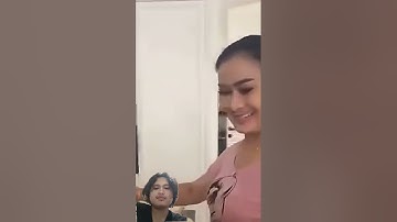 Iis Dahlia Keep Eating but Still Slim | Dangdut Koplo Asik 😂  #IisDahlia #Viral #Dangdut
