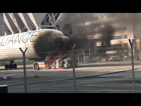 Frankfurter Flughafen: Schlepper steckt Flugzeug in Brand
