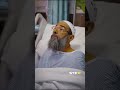 في لحظاته الأخيرة..مؤذن المسجد النبوي يفاجئ الجميع على فراش الموت!
