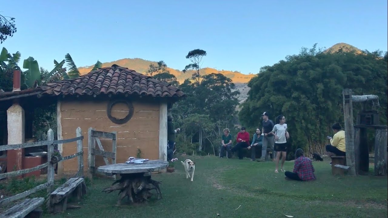 FIZEMOS PÃO DE TORRESMO E TAMBÉM BROINHAS DE FUBÁ.
