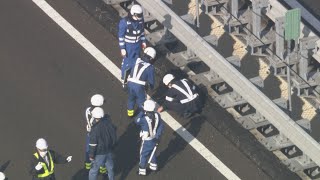 トラックから落下した“瓶のような物”が乗用車に衝突か　フロントガラスを突き破る　40代とみられる運転手が意識不明　名神高速・下り線