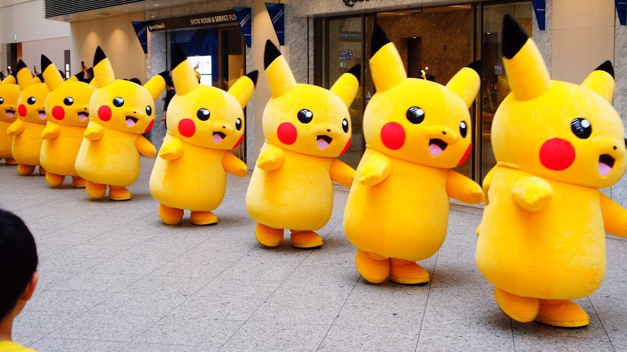ピカチュウ大量発生チュウ 17年8月 ピカチュウお散歩チュウ Pikachu S Cheerful Day Out Landmark Mark Is Minatomirai Youtube
