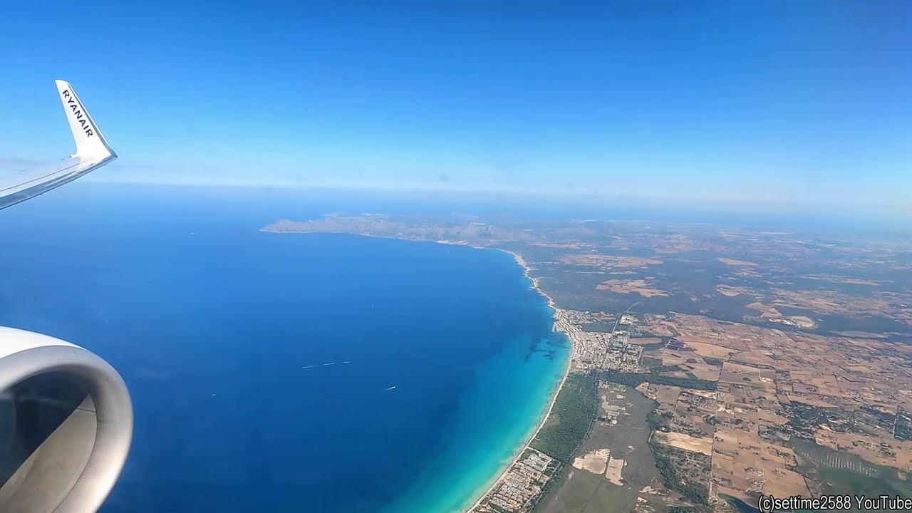 Landing in Palma de Mallorca. Boeing 737-800 Ryanair from Milan Malpensa