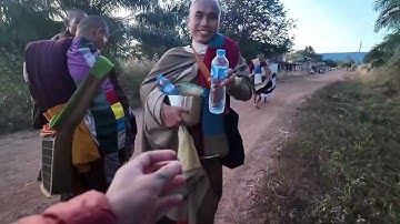 Đáng Nhớ Sư Minh Tuệ Lần Đầu Vào 1 Ngồi Làng Tại Lào Để Khất Thực #9