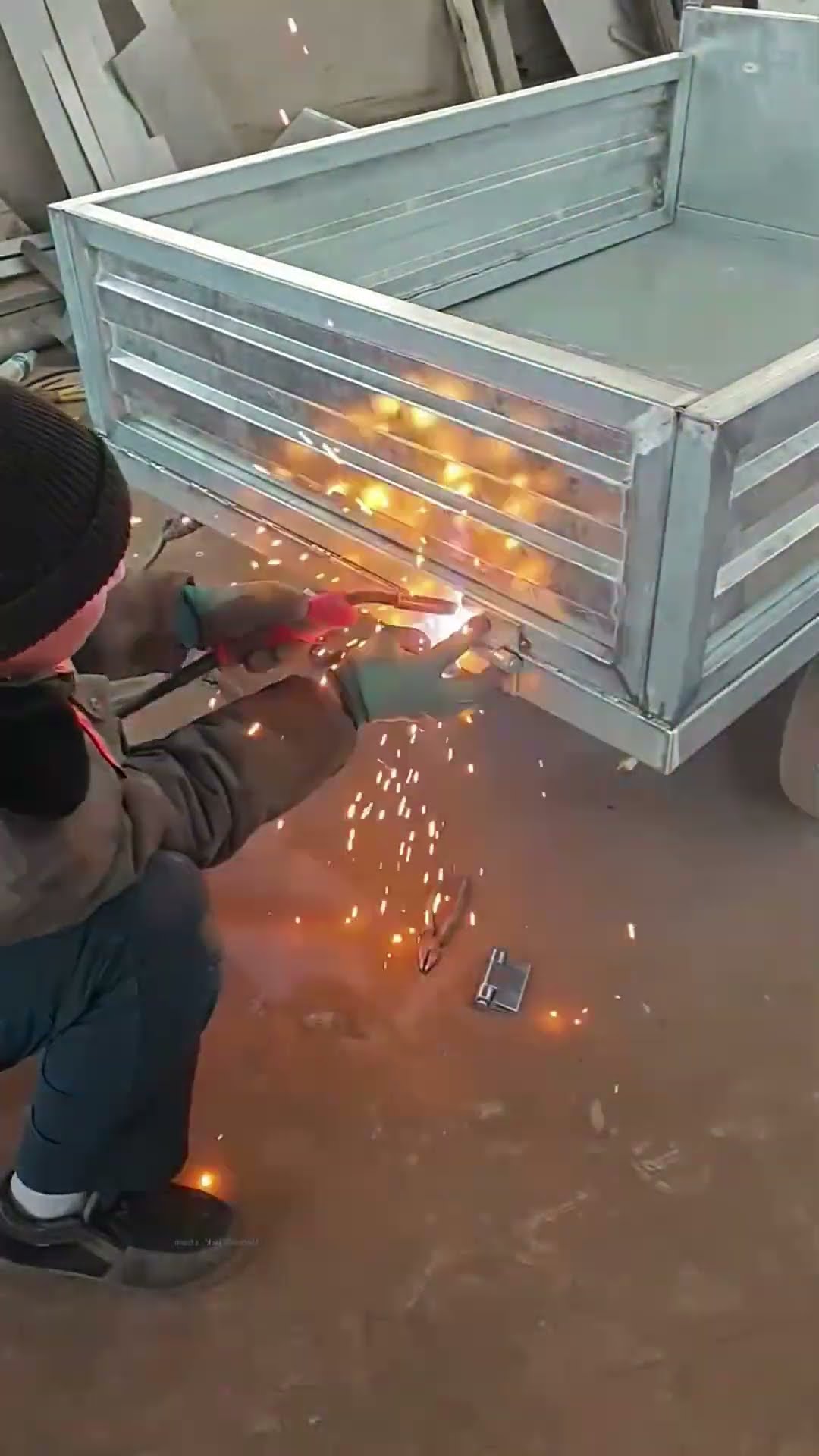Welding aluminum alloy compartment process- Good tools and machinery make work easy