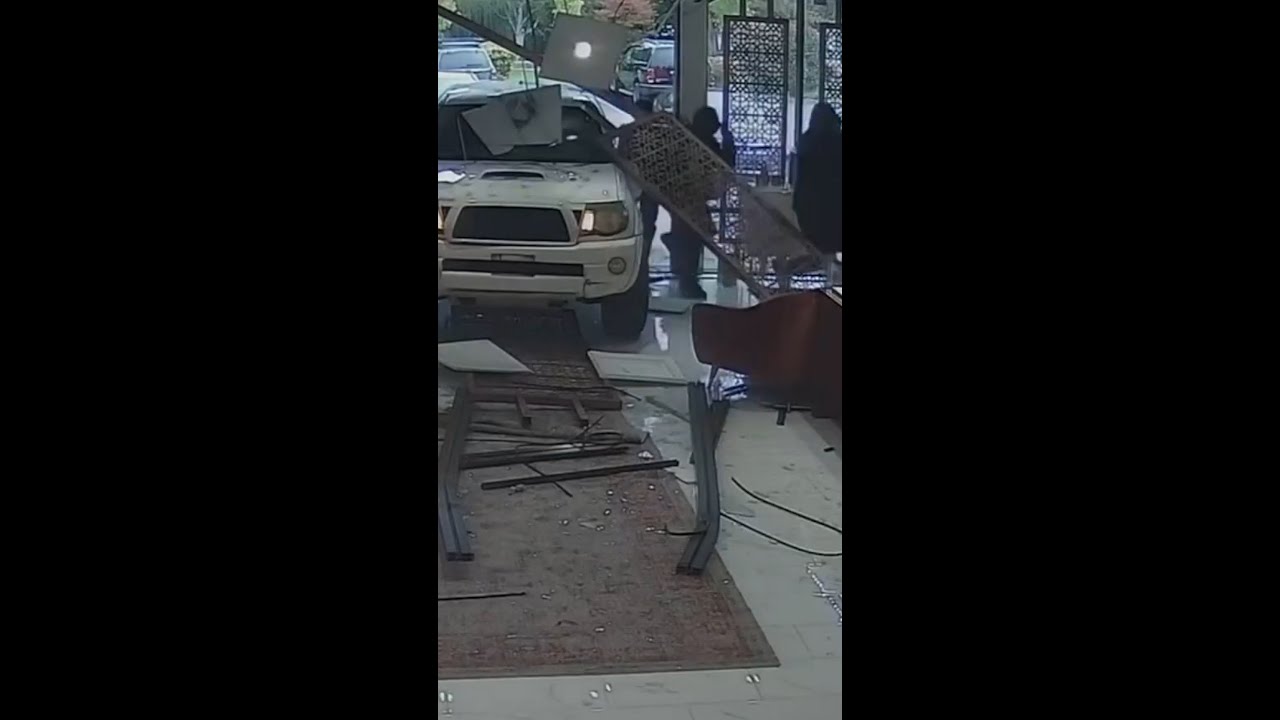 Jewelry store worker fires at thieves in failed robbery Jewelry store worker fires at thieves in failed robbery