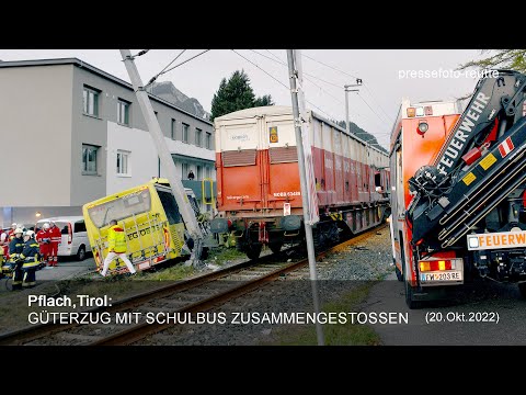 Pflach/Tirol: GÜTERZUG MIT SCHULBUS ZUSAMMENGESTOSSEN (Do. 20.10.2022)