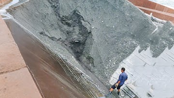 Barge unloading 4200 tons of ore - Strong and fast ore flow - Vlog of work on barge