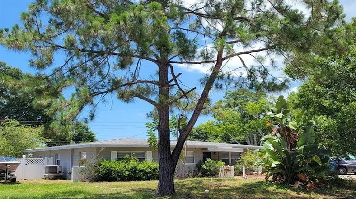 1035 MADISON STREET, LARGO, FL Presented by RANDAL...