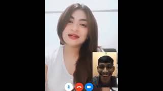 Cewek Cantik Lagi Telponan..