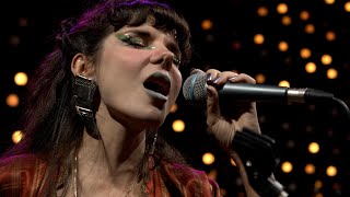 Gaye Su Akyol - Martılar Öpüşür, Kediler Sevişir (Live on KEXP) Resimi