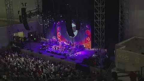 Derek Trucks shredding the guitar at Jacksonville ...