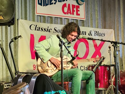Putar Clarksdale Mill Blues - Mississippi Fred McDowell
