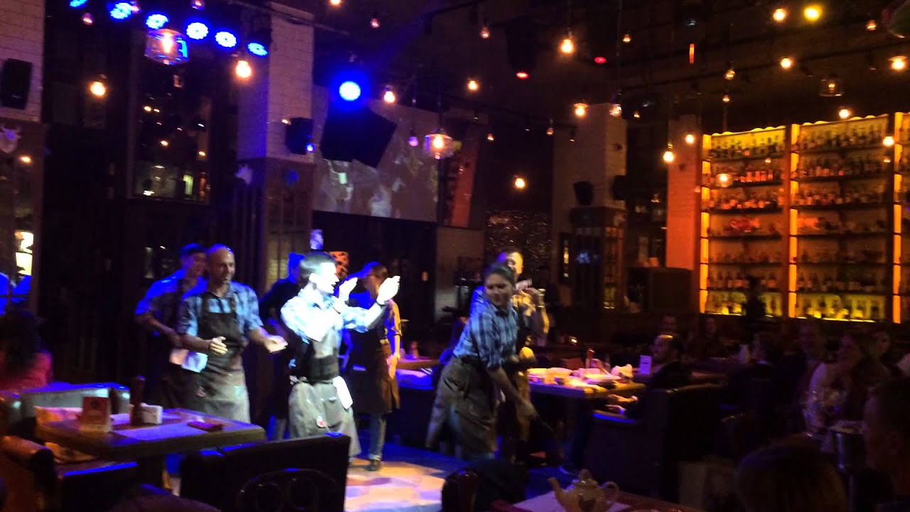 Шоу поющих официантов. Официант танцует. Танцующие и поющие официанты в питере. Шоу поющих официантов. Ресторан с поющими официантами.