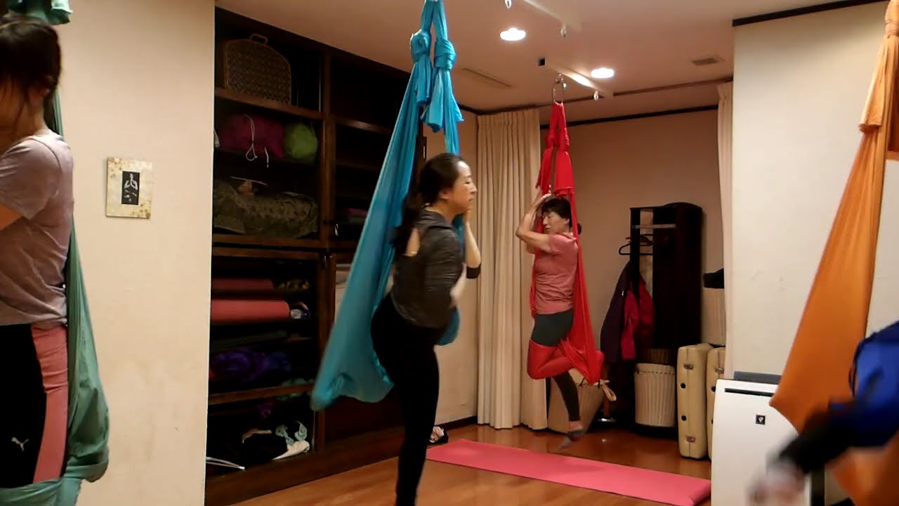 【レッスン風景】脳トレにもなるエアリアルヨガ♪｜RepureBODY国立