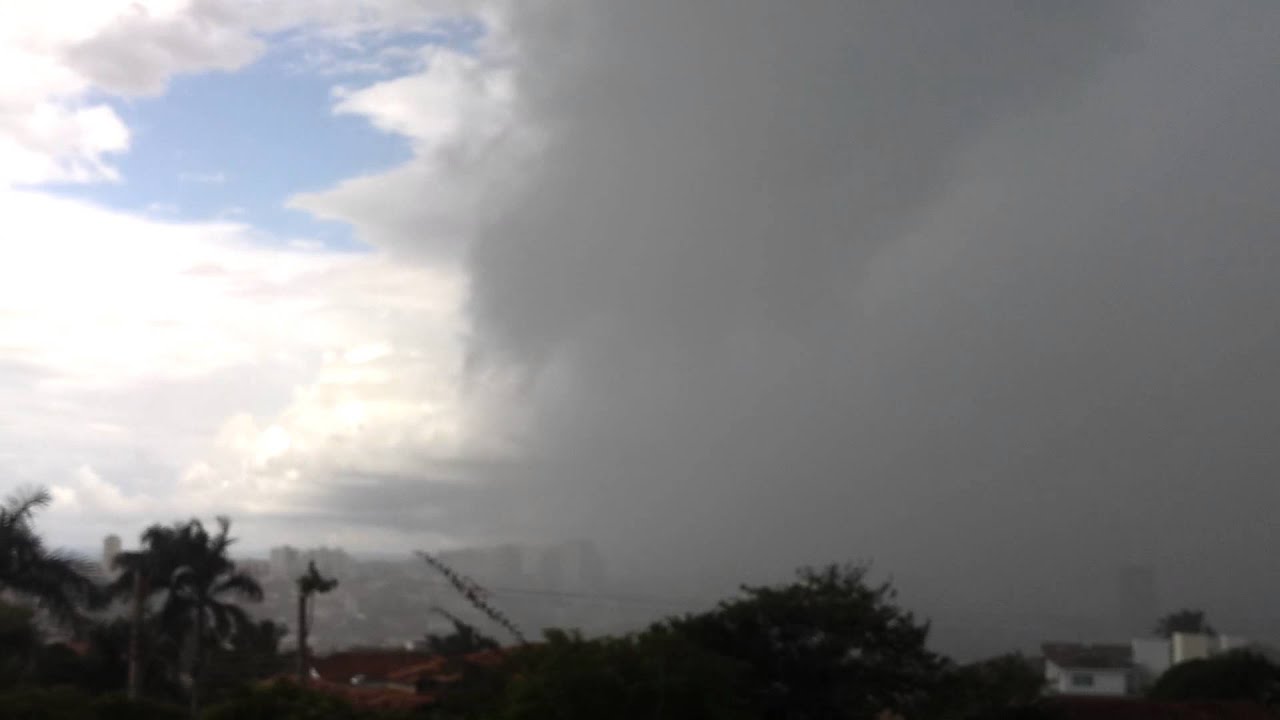 Chuva chegando em Montes Claros 16/04/2013