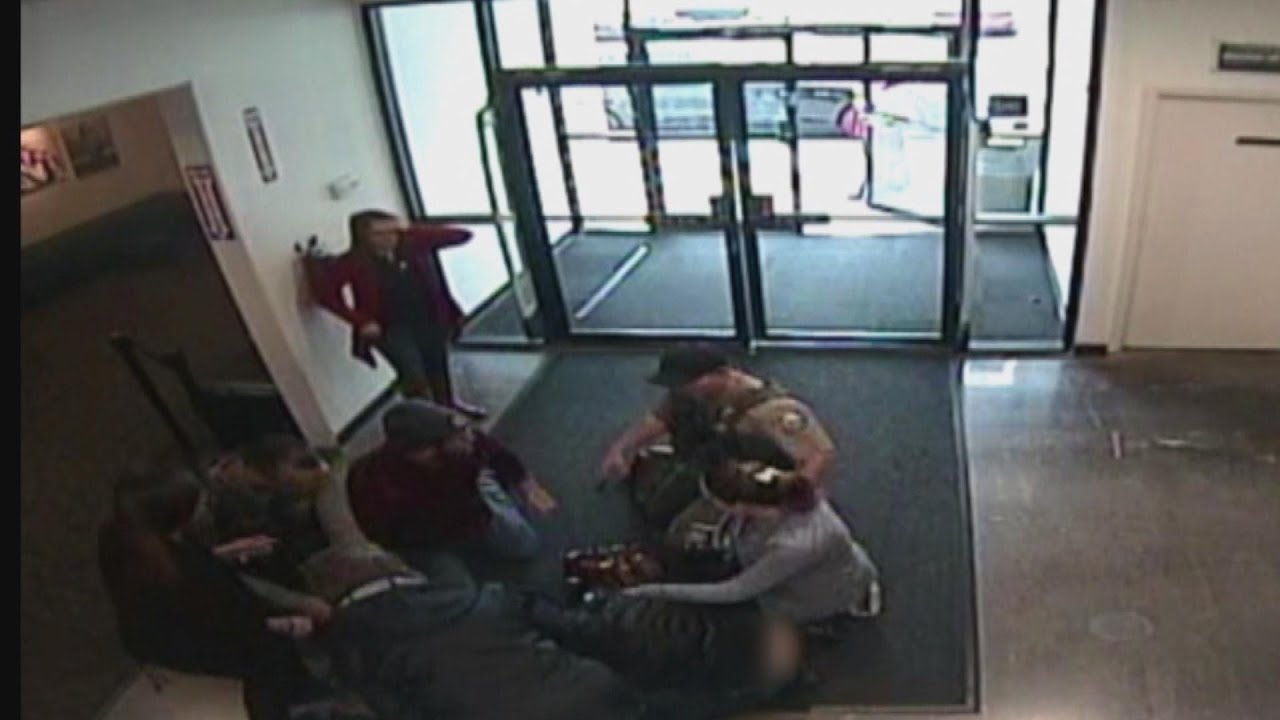 Deputy Saves Unresponsive Baby by Performing CPR in Oregon Mall