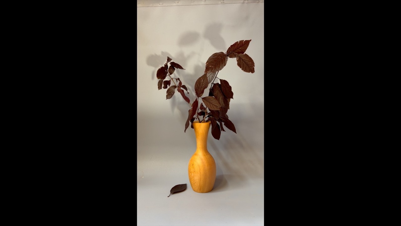 Richard Raffan turns a twig pot for the 37th. 4-Ways project.