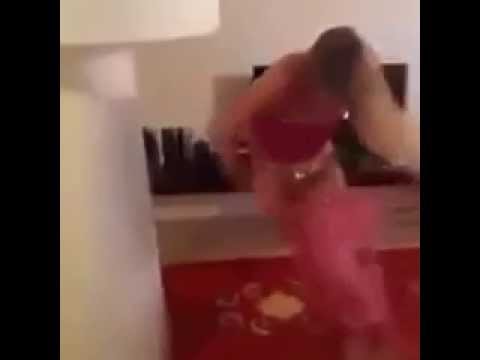 فتاة تقلد النجمة شاكيرا شاهد ماذا حصل لها عند الرقص مفاجأة 