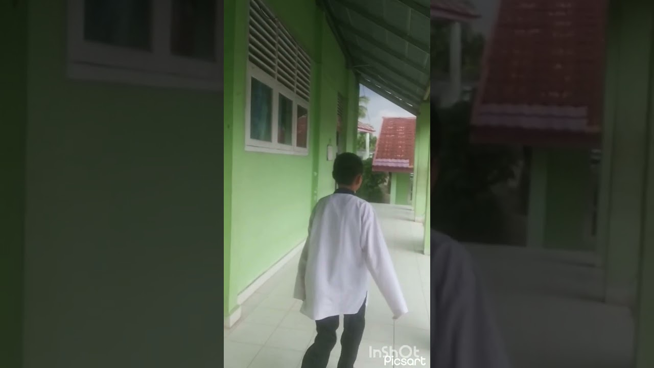 MENDESKRIPSIKAN LiNGKUNGAN SEKOLAH "BUK EVA KURNIA SARI" GURU BAHASA INDONESIA