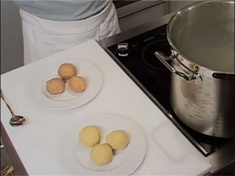 Video: Wie Man Knödel In Einem Wasserbad Kocht