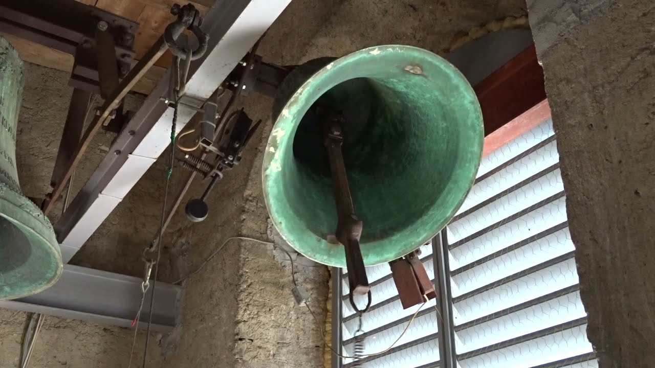 CSÁKVÁR (H) - A református templom harangjai egyesével