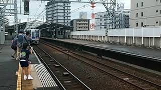 南海電鉄新今宮駅で7100系めでたい電車かいとななとさち団体専用列車の通過シーン（2019年9月23日月曜日）携帯電話で撮影