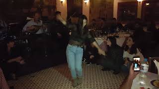 Yunanistan Tavernasında Yunanlı Güzelden Zeibekiko Dans..rembetiko Dance From Greek Girl.