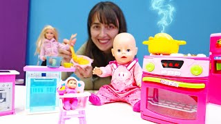 Bebek bakma oyunu! Sevcan ve Bakıcı Barbie oyuncak bebekler için sebze çorbası yapıyor!