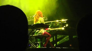 Tori Amos- "Bliss" & Brits in Southern Heat Chat