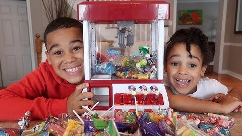 Arcade Candy Claw Machine Game | FamousTubeKIDS