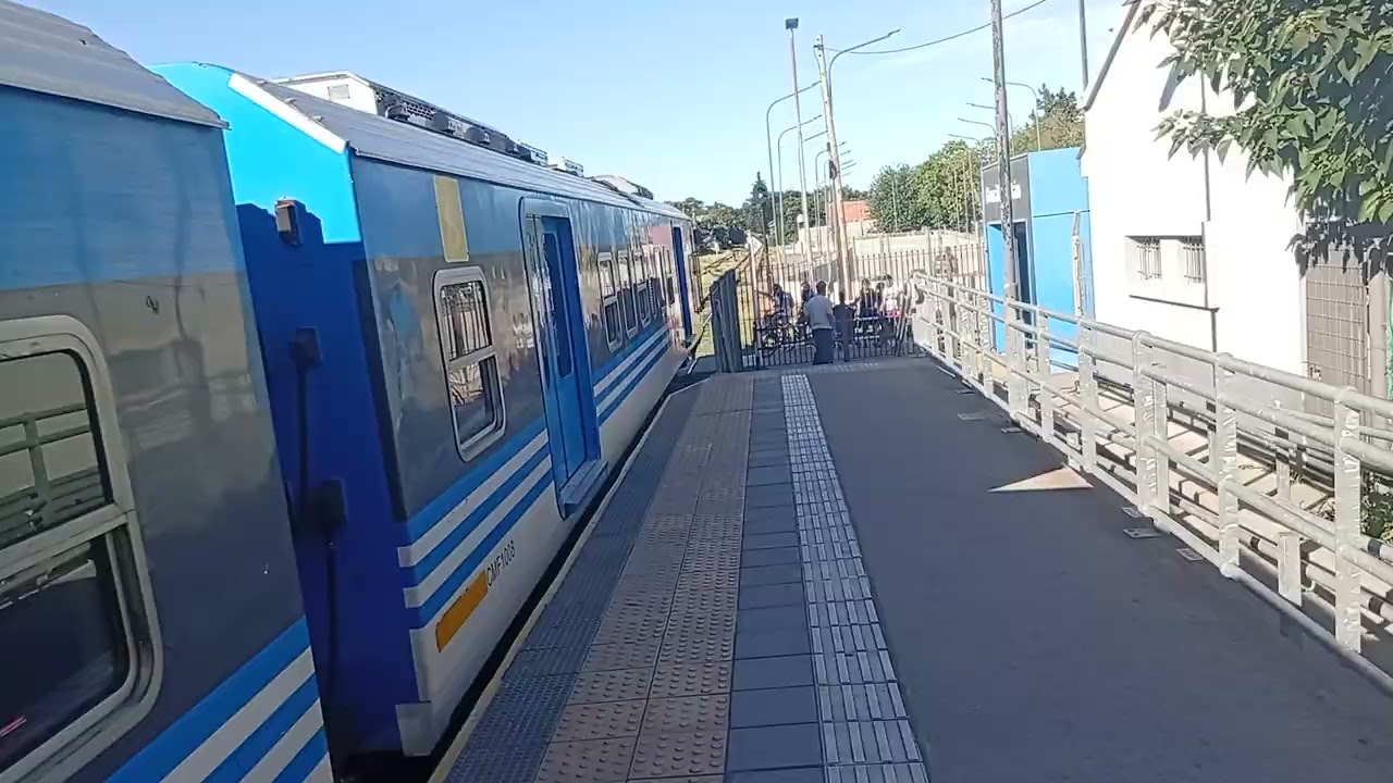 CNR chino DMU CMF 1008 - CM 1012 saliendo de González Catán con destino a Sáenz.