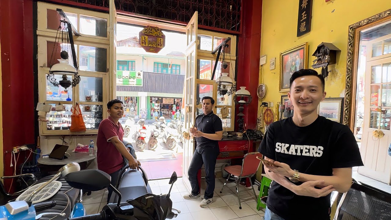 🇮🇩在印尼武吉丁宜我遇到了一个特殊的华人群体-湖北华人，老板姓金，第四代华人，从事牙科行业！