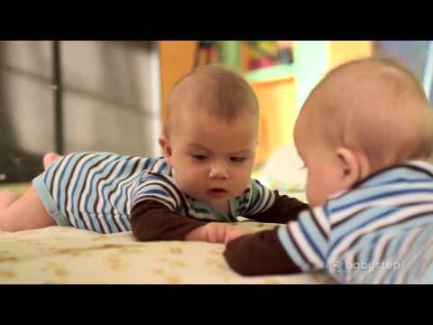 Video: Sollten Babys ihr Spiegelbild sehen?