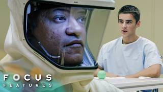 The Signal | The Facility Goes on Alert
Nic (Brenton Thwaites) is examined by Dr. Wallace Damon (Laurence Fishburne) before the facility enters lockdown after an experiment goes wrong.
Subscribe to Focus Features: http://bit.ly/FocusFeaturesYouTube
Become a Focus Insider: https://insider.focusfeatures.com
Website: https://www.focusfeatures.com
Instagram: https://www.instagram.com/focusfeatures
Facebook: https://www.facebook.com/focusfeatures
Twitter: https://twitter.com/focusfeatures
Watch The Signal here: https://www.universalpicturesathome.com/movies/the-signal
#thesignal #brentonthwaites #laurencefishburne #focusfeatures
On a road trip, Nic and two friends are drawn to an isolated area by a computer genius. When everything suddenly goes dark, Nic regains consciousness - only to find himself in a waking nightmare. The Signal | The Facility Goes on Alert