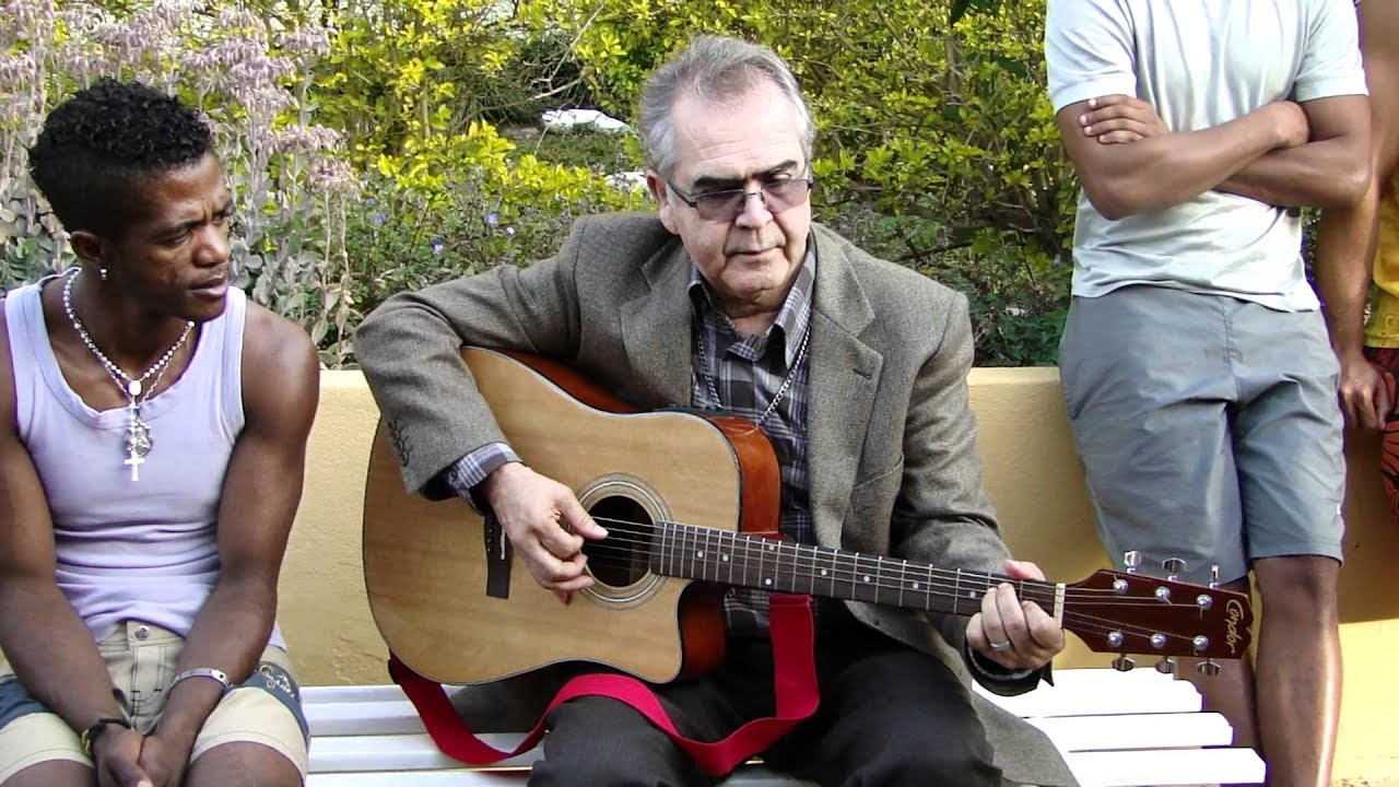 Padre Zezinho 04 cantando.MP4