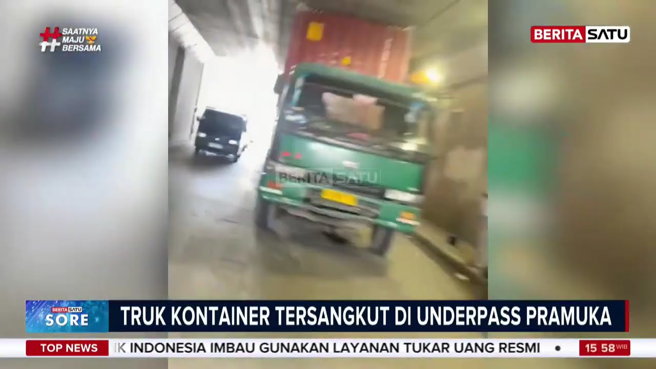 Truk Kontainer Nyangkut di Underpass Pramuka! Lalu Lintas Arah Matraman Macet #beritasatu