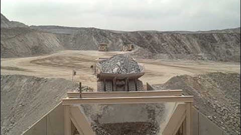 Haul truck dumping into feeder of gyratory crusher