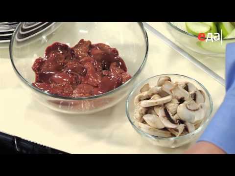 Видео рецепт Теплый салат с куриной печенью