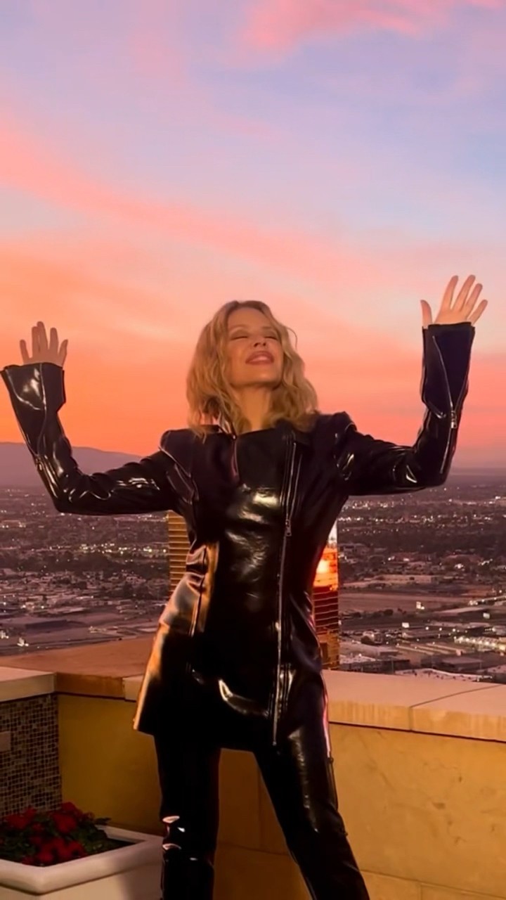 Just casual on my hotel terrace making that Vegas Sunset shot ? ?