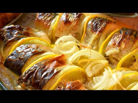Видео рецепт Скумбрия на луковой подушке в духовке