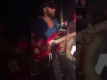 Fally Ipupa à la guitare