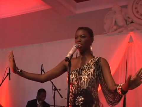 Lira Mwimbaji Chipikizi Wa Afrika Kusini