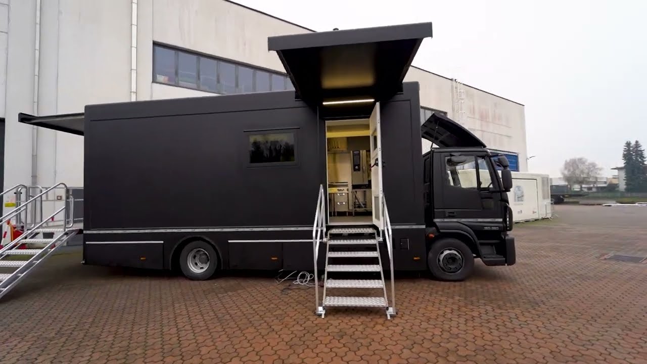 Autotelaio allestito: 18mq di cucina professionale | Outfitted truck: 18 sqm professional kitchen