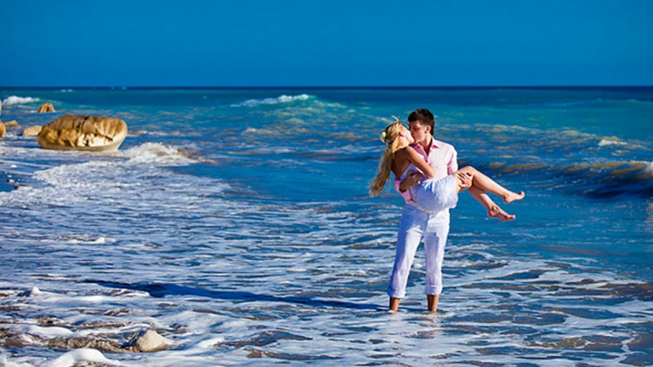 Остров гуляла гуляла. Гулять по берегу моря. Влюбленные на море. Свадьба на берегу моря. Счастливый человек на берегу океана.